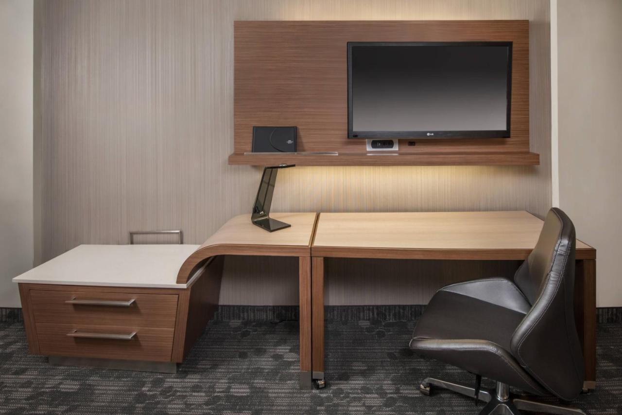 Courtyard By Marriott New York Queens, Jamaica Exterior photo